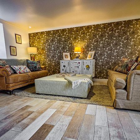 Beautiful Listed Flat With Private Garden, Birnam Apartment Bagian luar foto